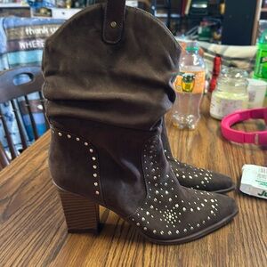NWOT  brown studded boots in size 8